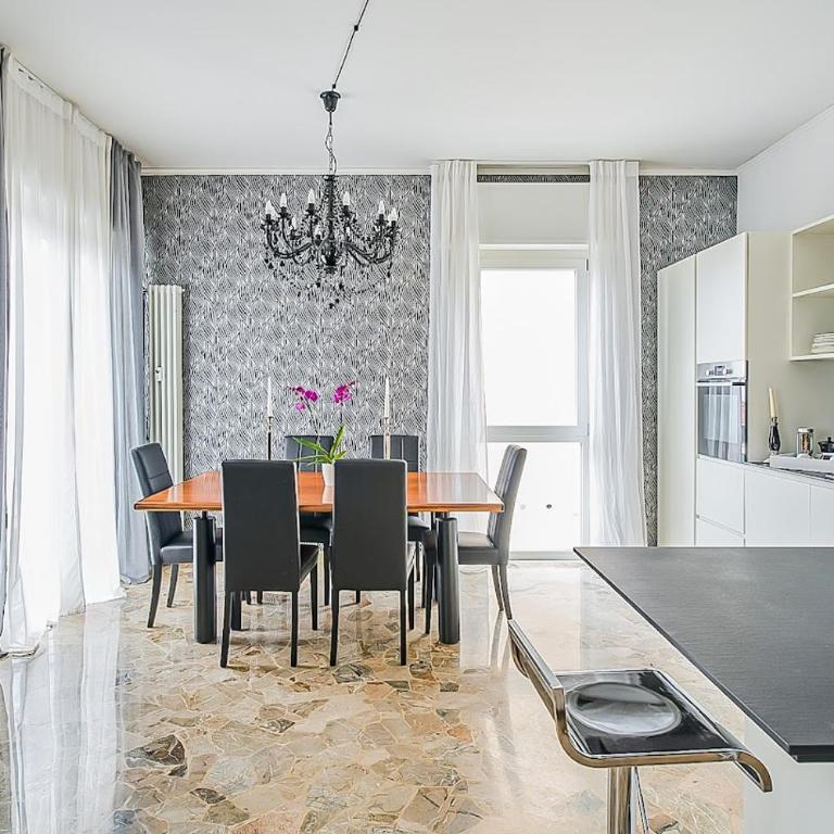 Elegant & Spacious - 30 min from Venice - King beds! - Three-Bedroom Apartment - 6