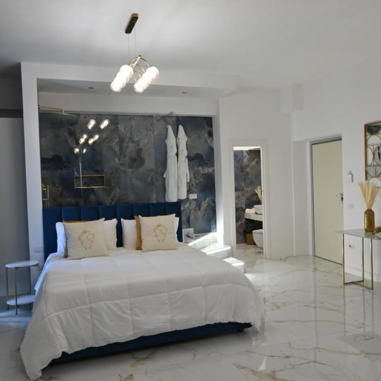 NM Luxury Suites - Camera King Superior - 20