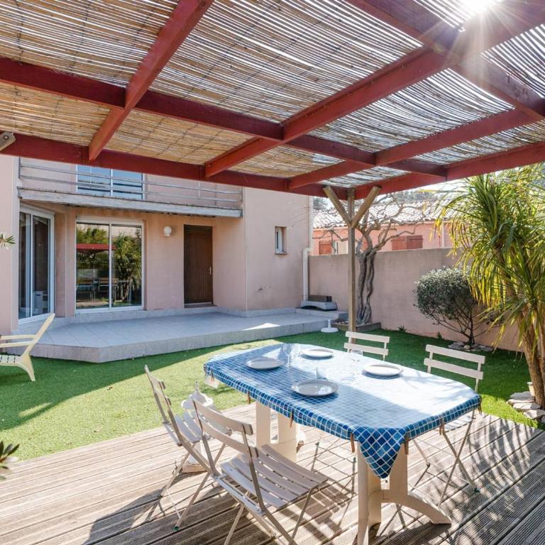 Villa spacieuse à Gruissan, 4 chambres, jardin privé, clim, proche plage, idéal familles/amis - FR-1-409A-18 - Villa - 2