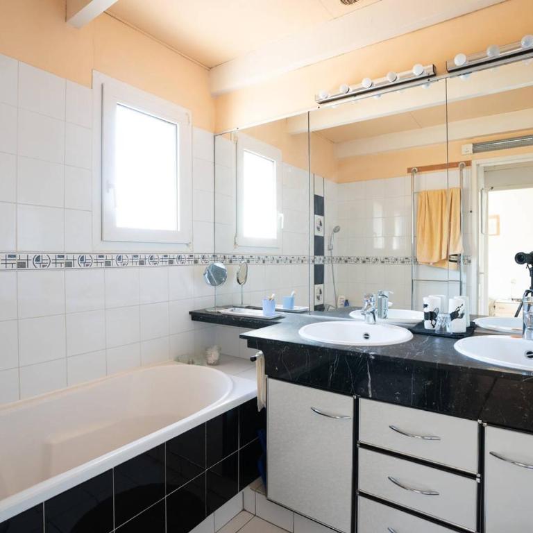 Villa spacieuse à Gruissan, 4 chambres, jardin privé, clim, proche plage, idéal familles/amis - FR-1-409A-18 - Villa - 10