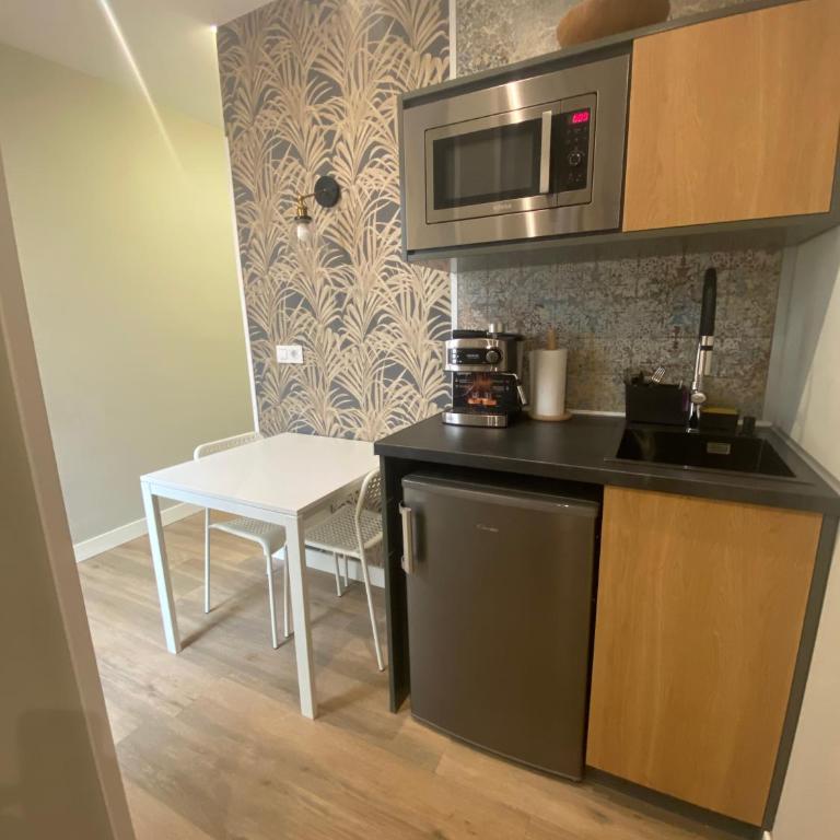 Apartamentos Sol Madrid - Suite with Balcony - 3