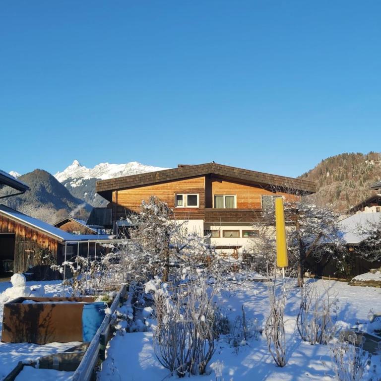 Haus Ronna - Three-Bedroom Apartment with Shower - 16