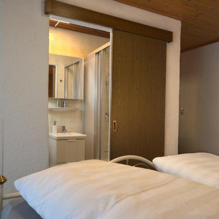 Haus Ronna - Three-Bedroom Apartment with Shower - 25
