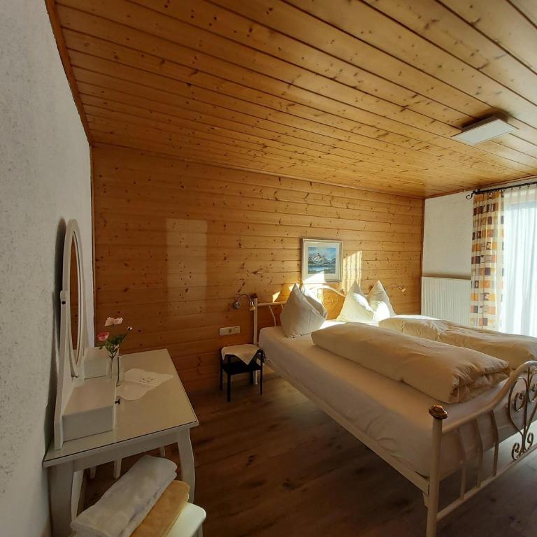 Haus Ronna - Three-Bedroom Apartment with Shower - 27
