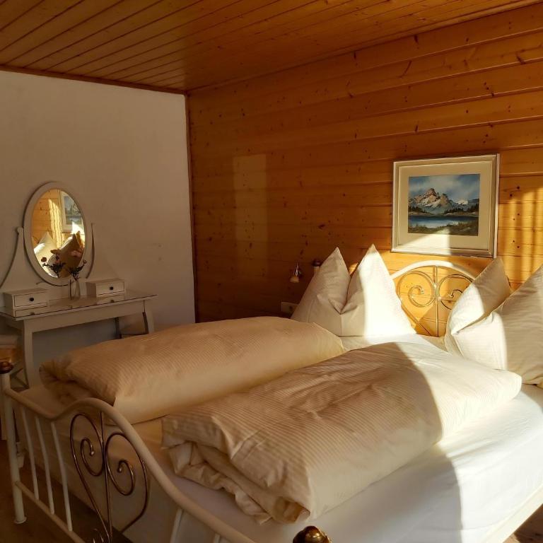 Haus Ronna - Three-Bedroom Apartment with Shower - 32