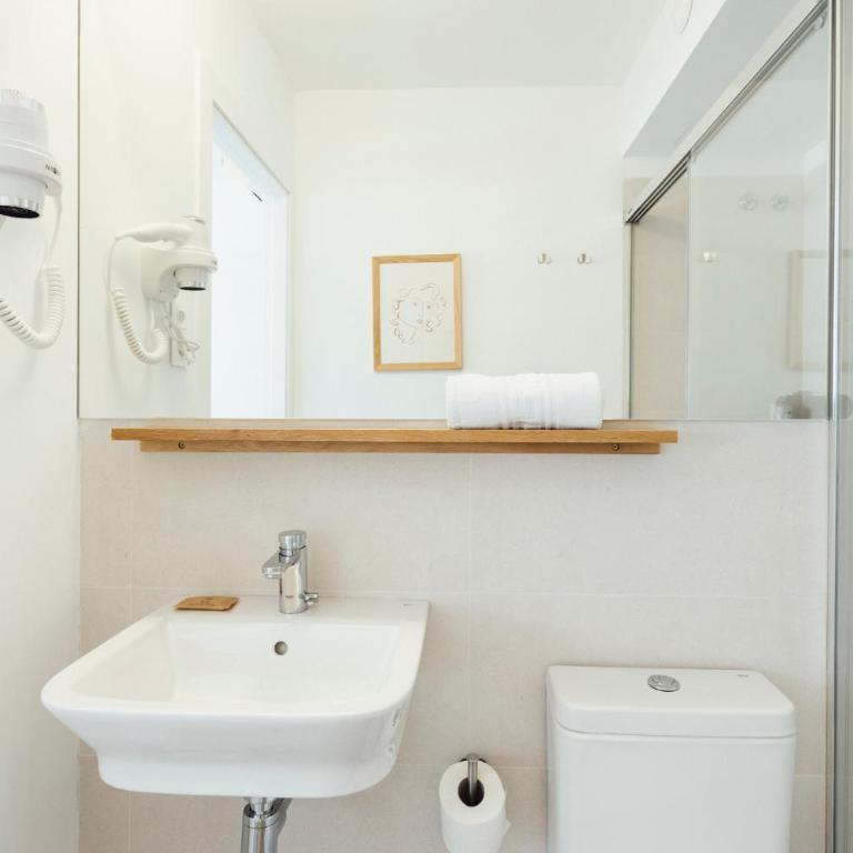 Casa Jam Barcelona - Quadruple Room with Private Bathroom - 1
