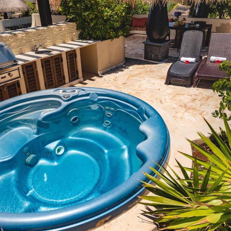 El Taj Oceanfront and Beachside Condo Hotel - Two-Bedroom Suite with Partial Sea View - Penthouse - 8