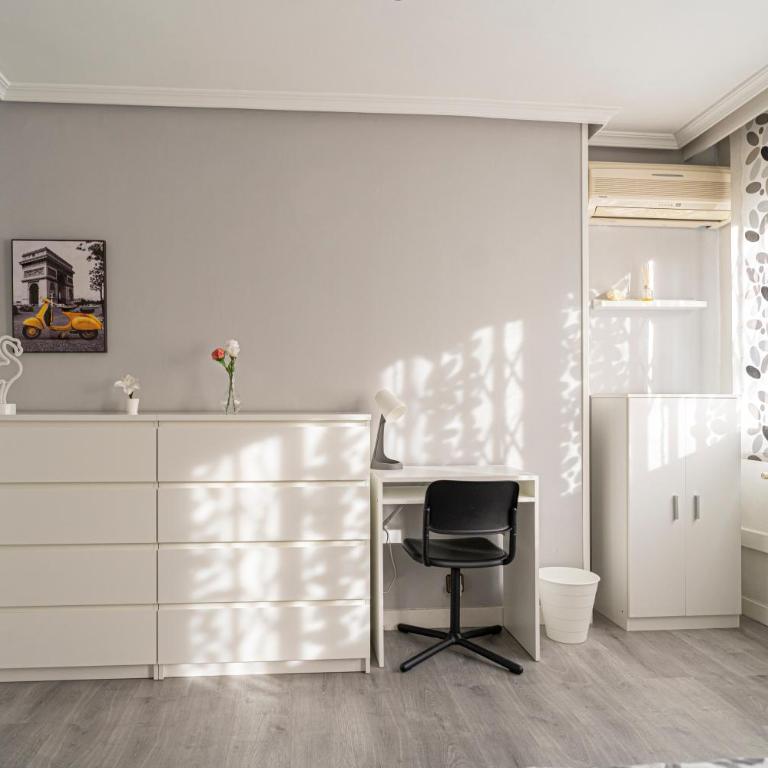 Bonito, Práctico y muy bien comunicado - Two-Bedroom Apartment - 15