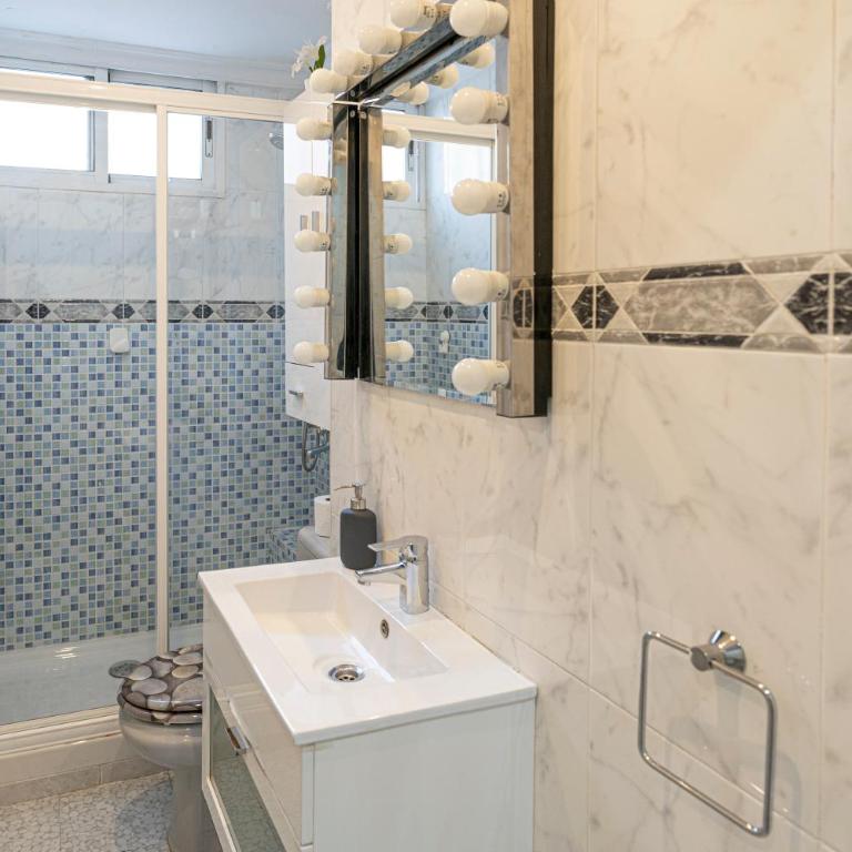 Bonito, Práctico y muy bien comunicado - Two-Bedroom Apartment - 35