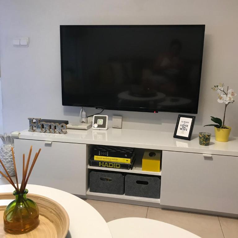 Designer's Flat - 3 Bdrm - Wifi - Best Location - Three-Bedroom Apartment - 3
