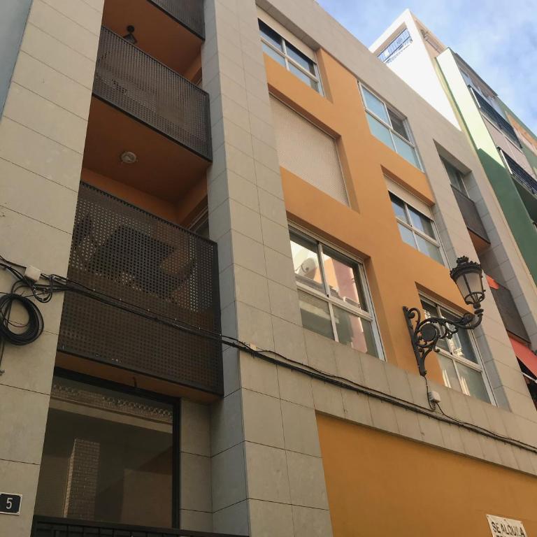 Designer's Flat - 3 Bdrm - Wifi - Best Location - Three-Bedroom Apartment - 24