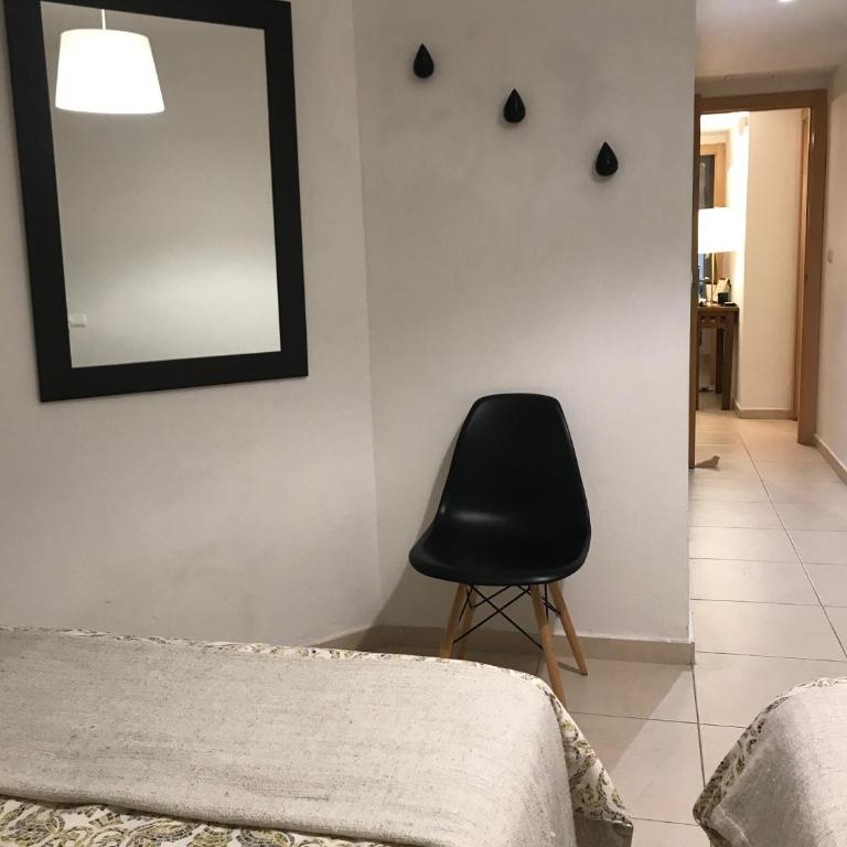 Designer's Flat - 3 Bdrm - Wifi - Best Location - Three-Bedroom Apartment - 16