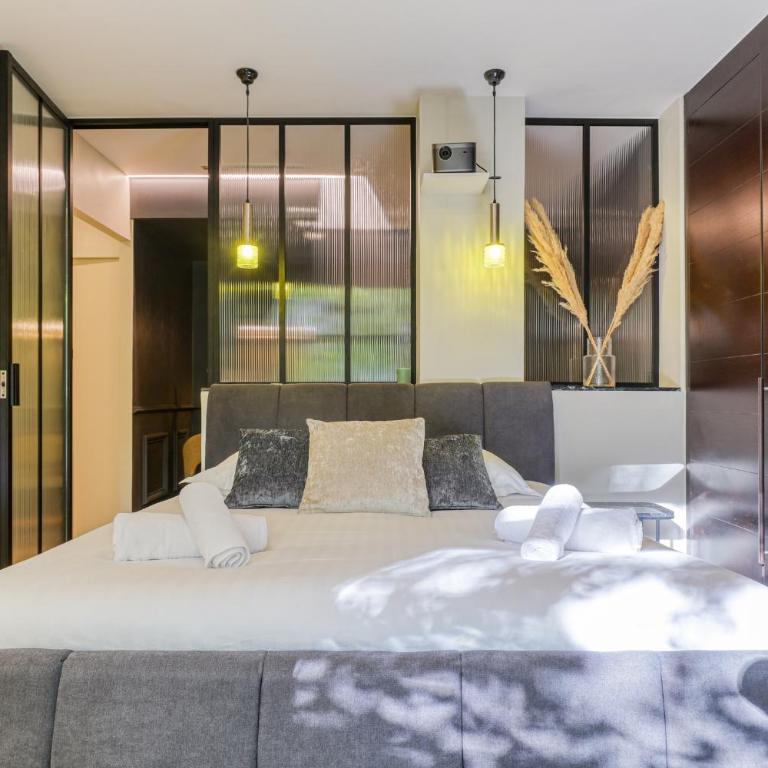 Montaigne Executive Suite - Deluxe Apartment - 3