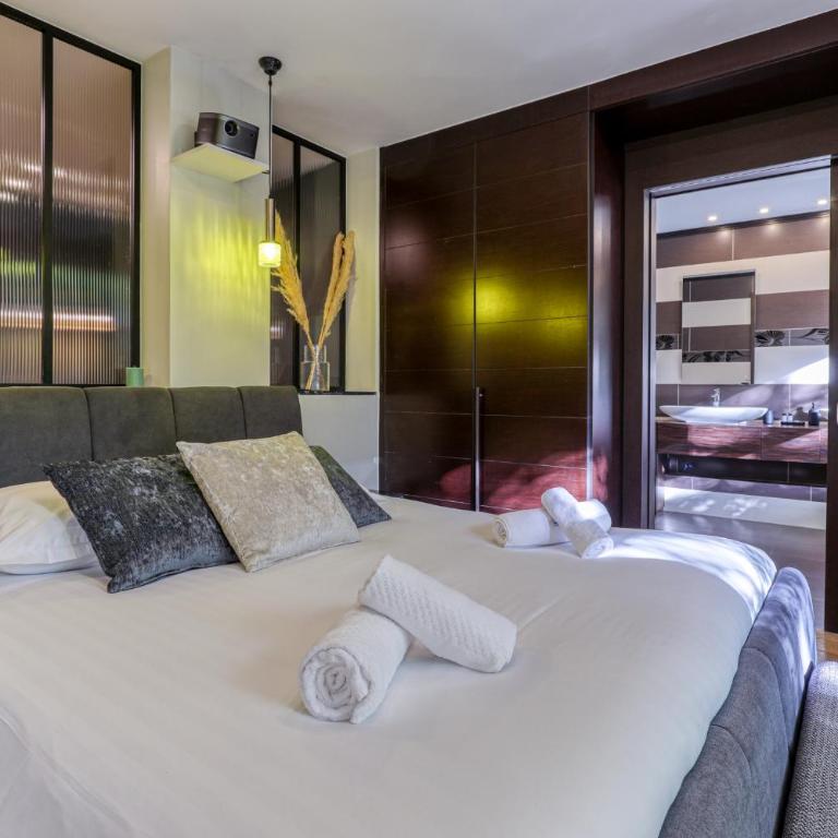 Montaigne Executive Suite - Deluxe Apartment - 8