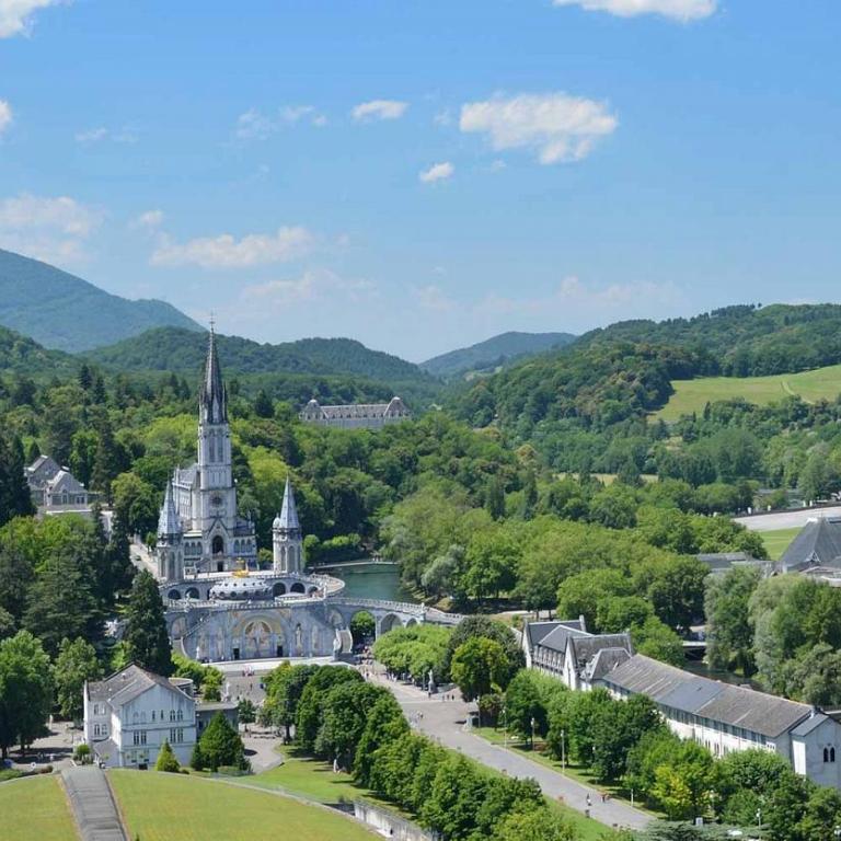 Appart LOURDES 100 m GARE - 4 Places avec Balcon 10mn Sanctuaire - Appartement 1 Chambre - 12
