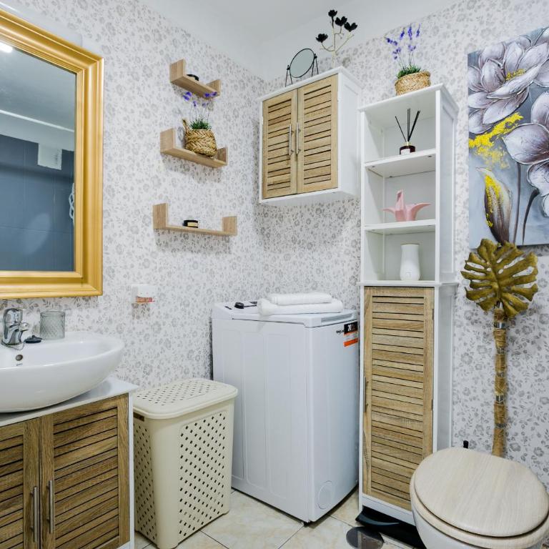 The BlueBird - One-Bedroom Apartment - 8
