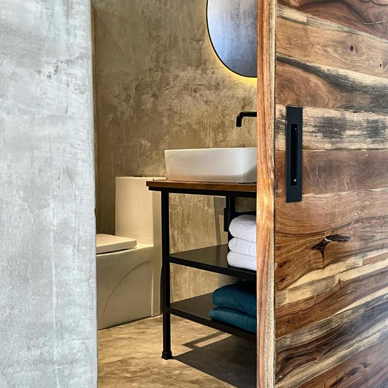 LOTE4 - LGBTQ Studios - Deluxe King Studio - 5