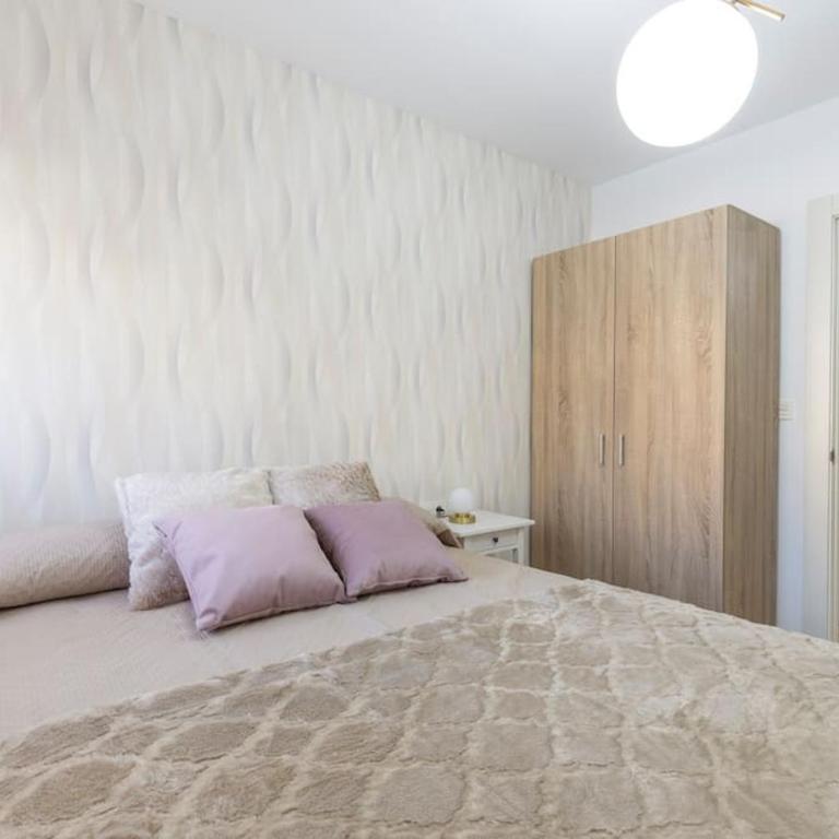 Neptuno Deluxe - Three-Bedroom Apartment - 40