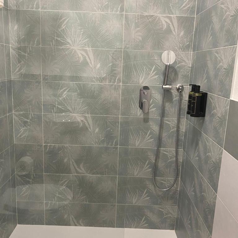 Ludo’s Rooms - Single Room with Private Bathroom - 3