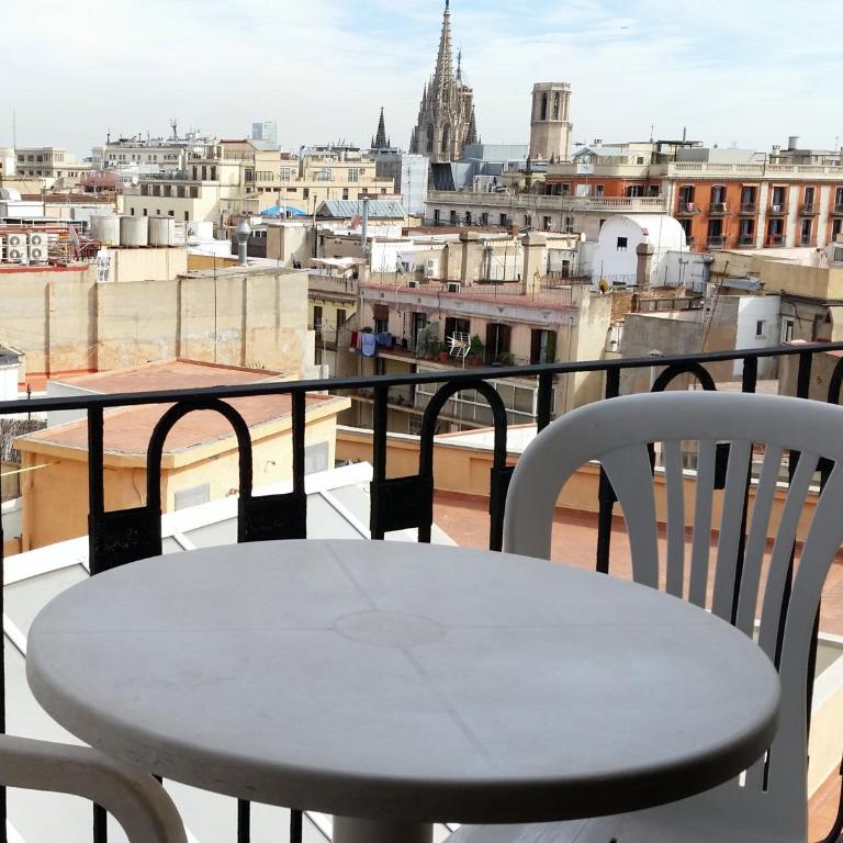 Hostal Capitol Ramblas - Twin Room with Shared Bathroom - 1