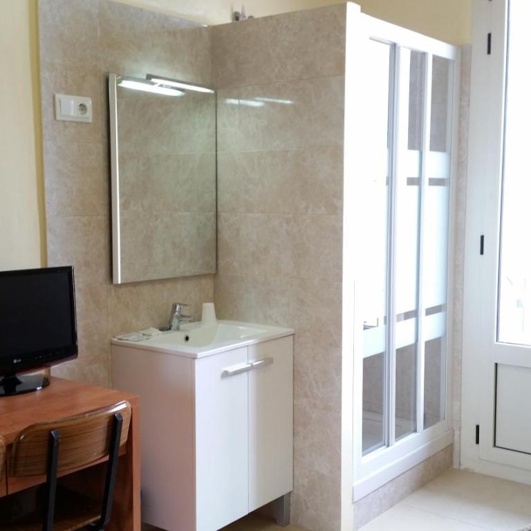Hostal Capitol Ramblas - Twin Room with Shared Toilet - 4