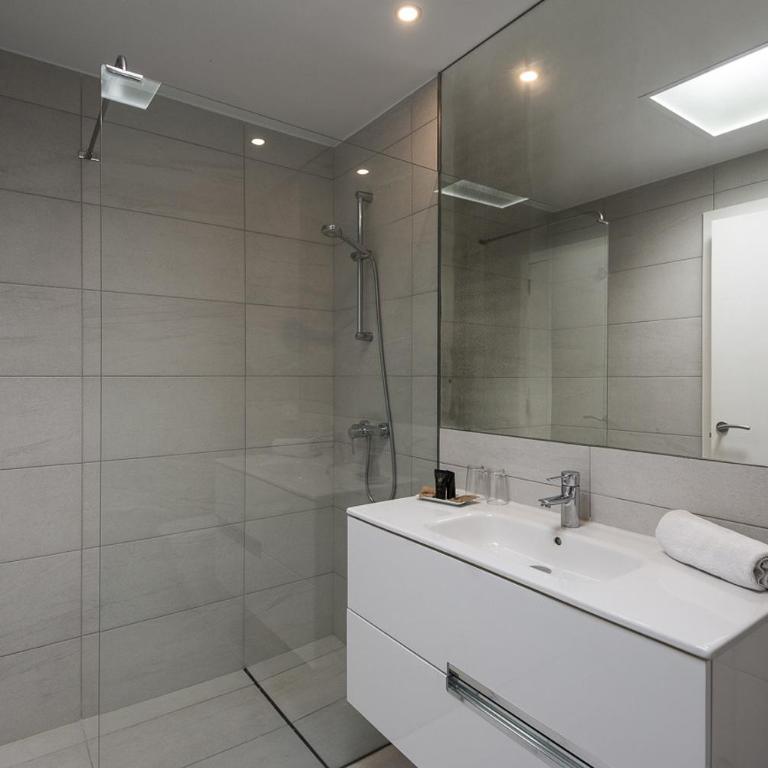 Villas Calan Bosch Tomi by Escape Home - Villa - 11
