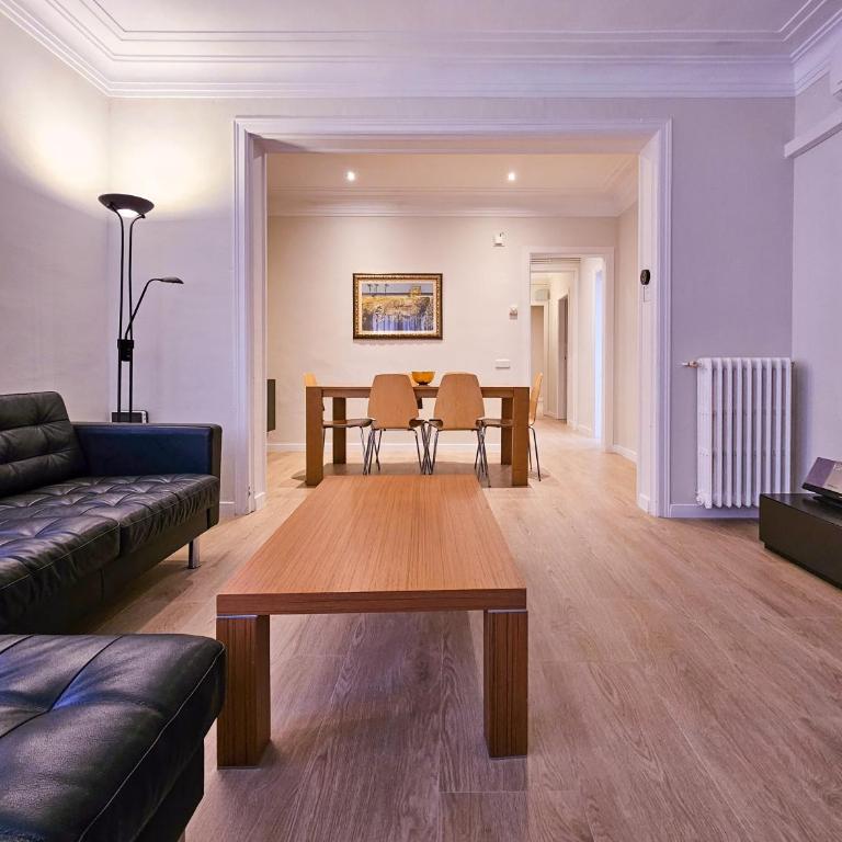Classbedroom Park Güell Apartment - Four-Bedroom Apartment (8 Adults) - Calle Pintor Gimeno 2 - 3