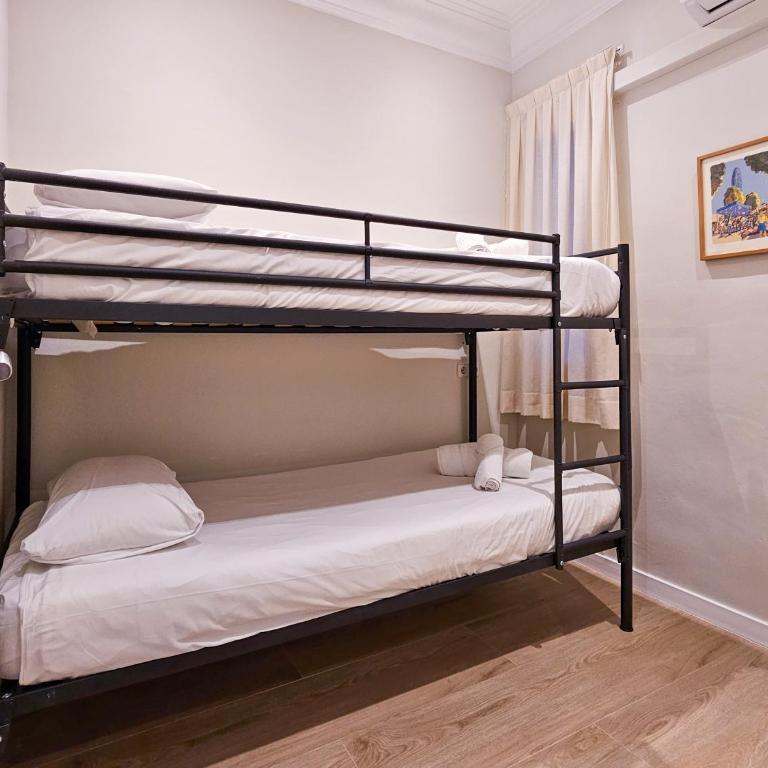 Classbedroom Park Güell Apartment - Four-Bedroom Apartment (8 Adults) - Calle Pintor Gimeno 2 - 18