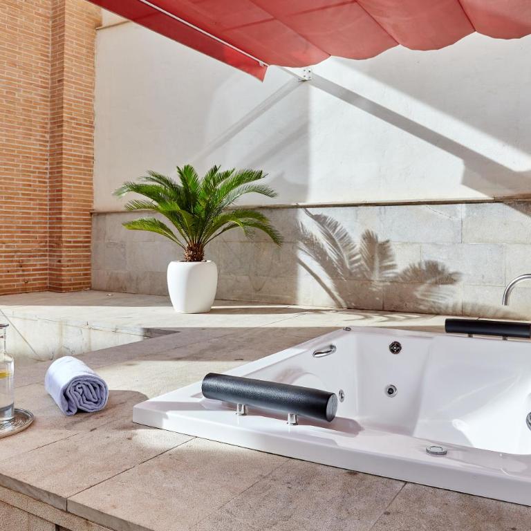 Hotel Maciá Granada Five Senses Rooms & Suites - Junior Suite with Terrace and Spa Bath - 1