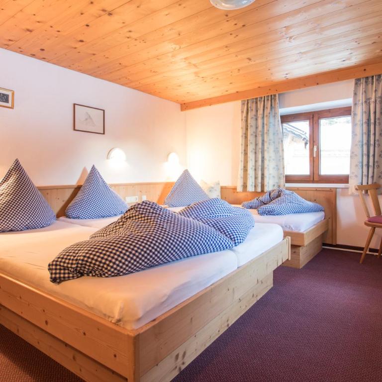 Ferienhof Haderlehn - Doppelzimmer mit eigenem externen Bad - 2