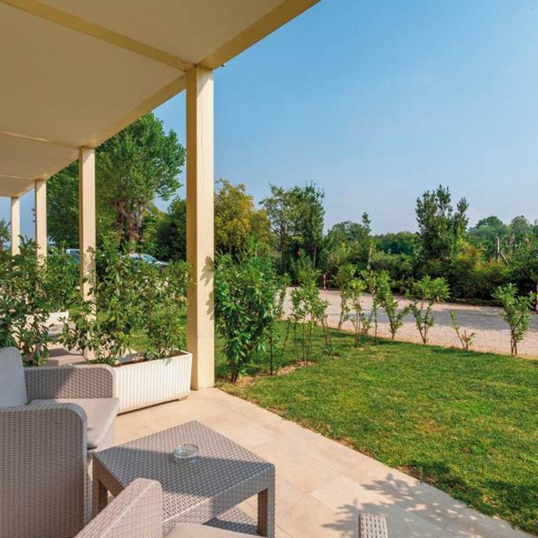 Hotel Bella Lazise - Camera Familiare con Giardino Privato - 10