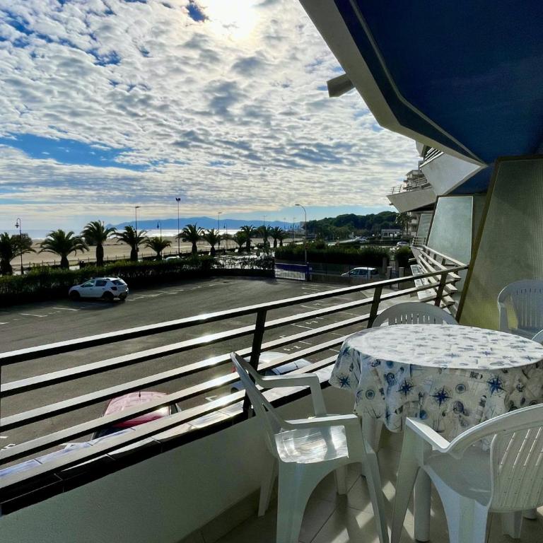 Catalonia 1-5 - Three-Bedroom Apartment - 4