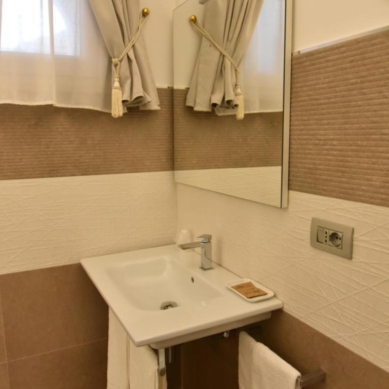 Conte Max Rooms - Suite Queen con Vasca Idromassaggio - 3