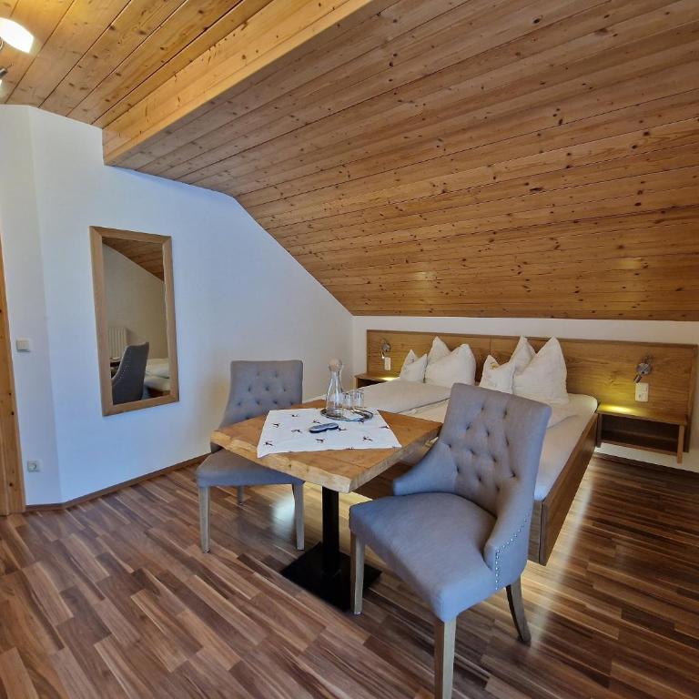 Bio-Bauernhof Vordergrubenbach - Familie Oberascher - Dreibettzimmer mit Bergblick - 2