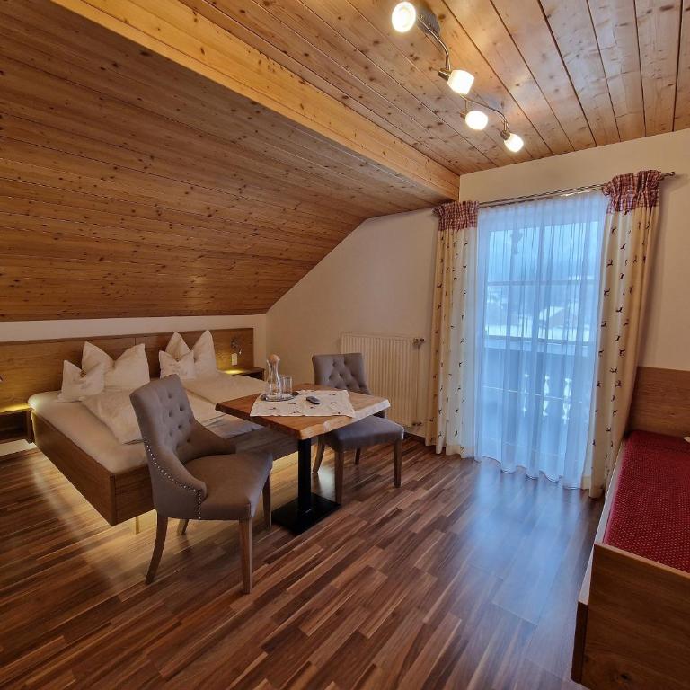 Bio-Bauernhof Vordergrubenbach - Familie Oberascher - Dreibettzimmer mit Bergblick - 5