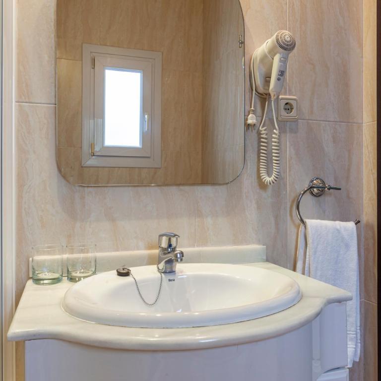 Hotel Macià Plaza - Superior Double or Twin Room - 11