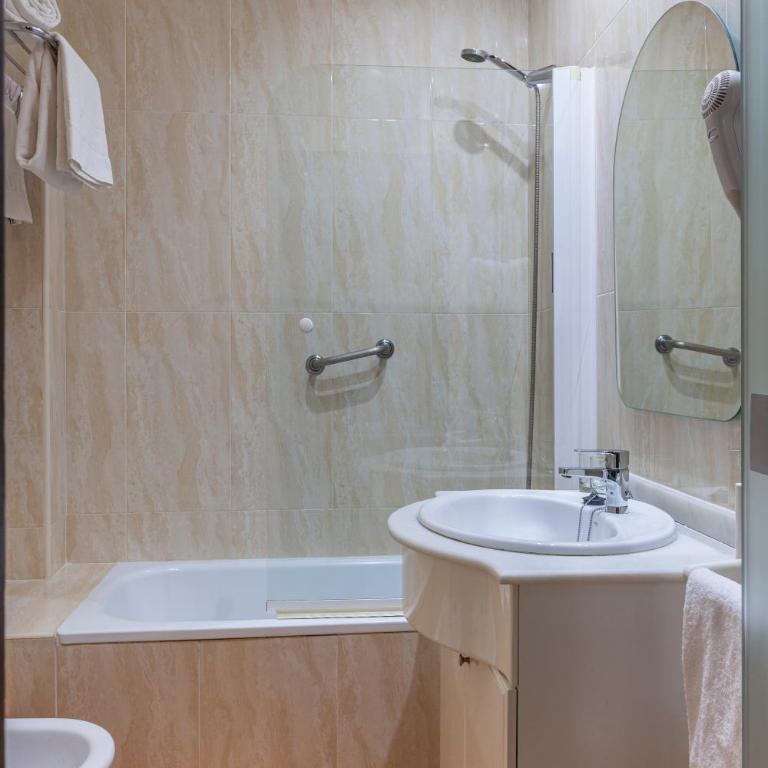 Hotel Macià Plaza - Queen Room - 7
