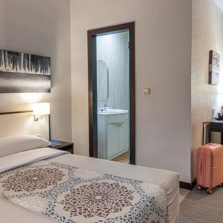 Hotel Macià Plaza - Queen Room - 10