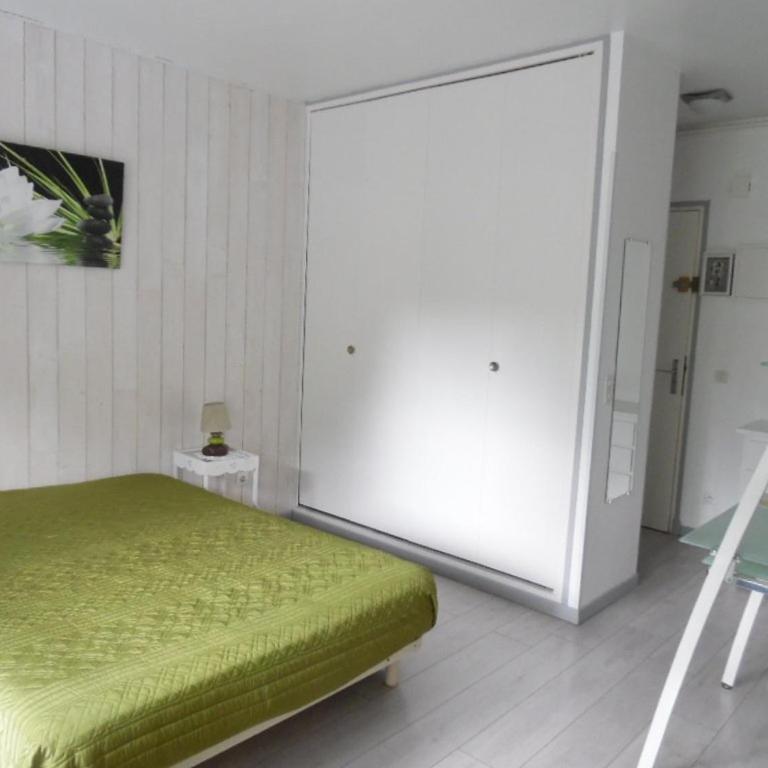 Studio lumineux avec balcon et terrasse, animaux admis, parking sécurisé, proche des thermes - Studio - 2