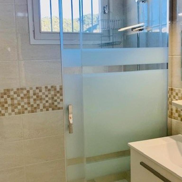 Studio lumineux avec balcon et terrasse, animaux admis, parking sécurisé, proche des thermes - Studio - 4
