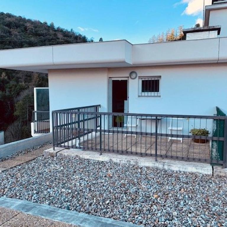 Studio lumineux avec balcon et terrasse, animaux admis, parking sécurisé, proche des thermes - Studio - 7