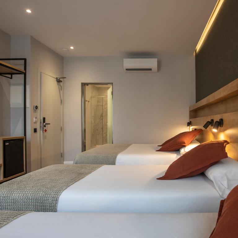 Fontanella By BCN URBAN Rooms - Quadruple Room with Balcony - 7