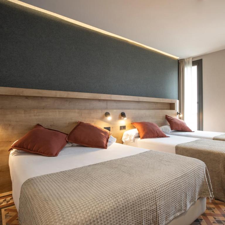 Fontanella By BCN URBAN Rooms - Quadruple Room with Balcony - 9
