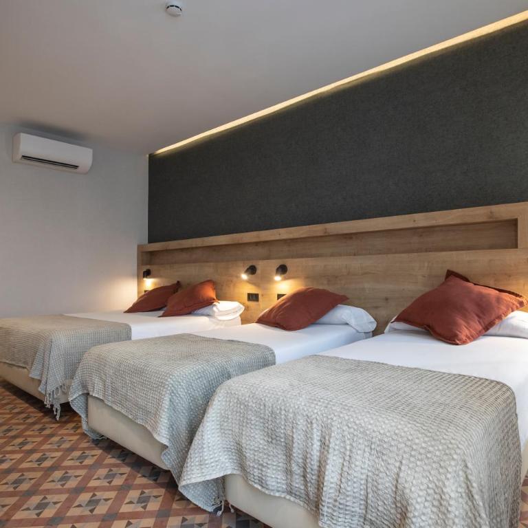 Fontanella By BCN URBAN Rooms - Quadruple Room with Balcony - 10