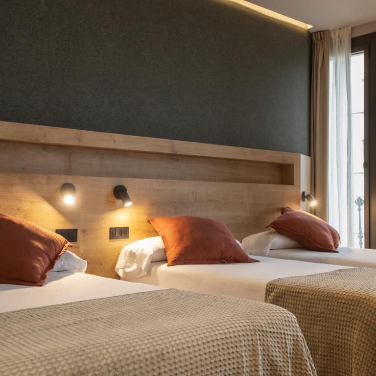 Fontanella By BCN URBAN Rooms - Quadruple Room with Balcony - 1
