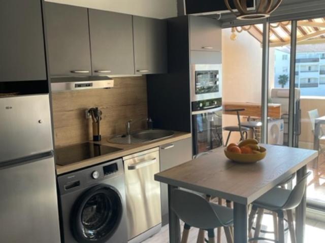 HAMEAU DES CAPELLANS Duplex avec superbe vue marina piscine wifi gratuit parking gratuit - Apartment mit 1 Schlafzimmer - 2