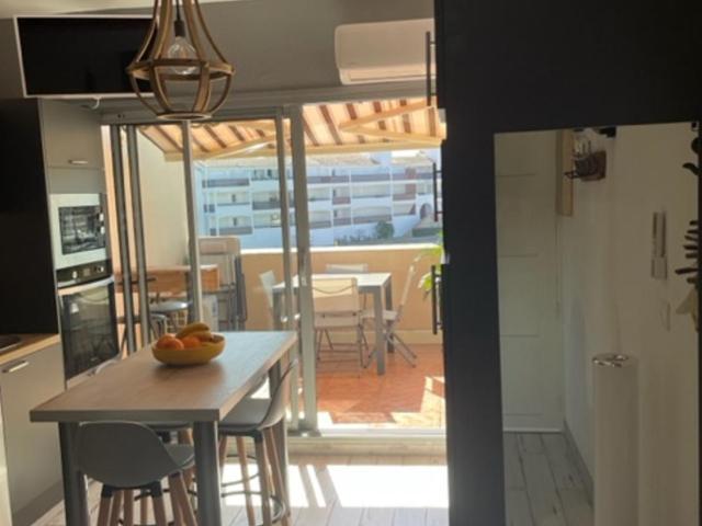 HAMEAU DES CAPELLANS Duplex avec superbe vue marina piscine wifi gratuit parking gratuit - Apartment mit 1 Schlafzimmer - 9