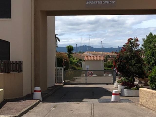 HAMEAU DES CAPELLANS Duplex avec superbe vue marina piscine wifi gratuit parking gratuit - Apartment mit 1 Schlafzimmer - 12
