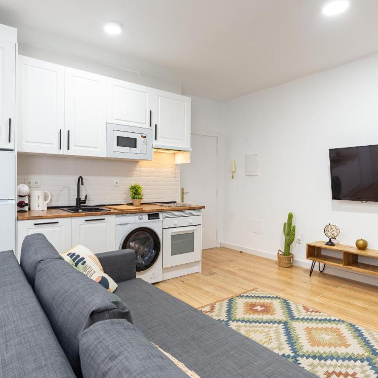 COZY & MODERN APARTMENT - Three-Bedroom Apartment - 11