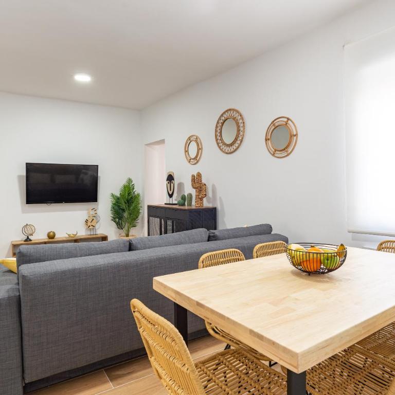 COZY & MODERN APARTMENT - Three-Bedroom Apartment - 4